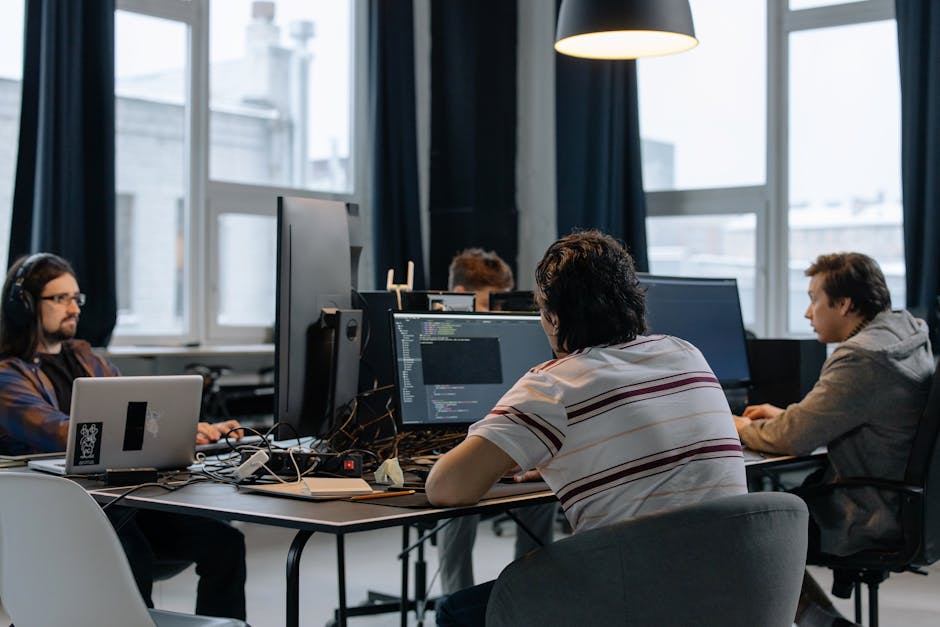 Team di esperti in tecnologie del futuro che collaborano